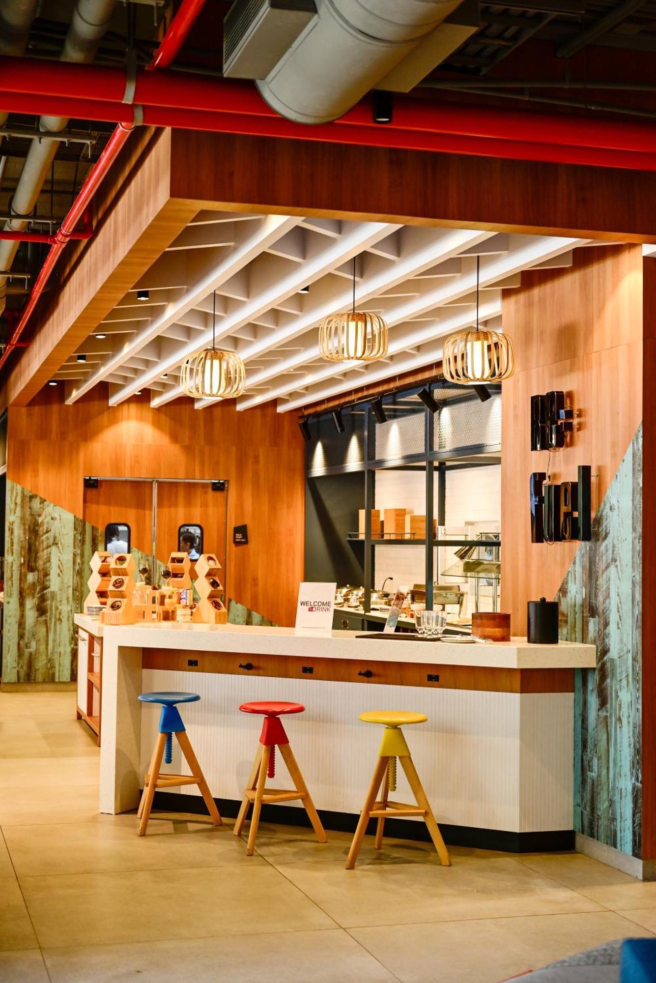 Aloft Playa Del Carmen 호텔 외부 사진 The interior of a typical Starbucks Reserve store