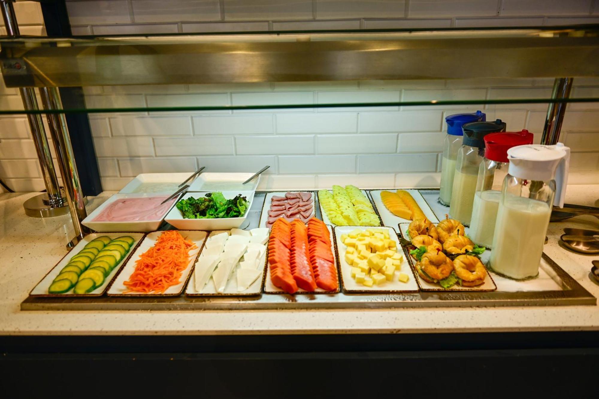 Aloft Playa Del Carmen 호텔 외부 사진 A salad bar