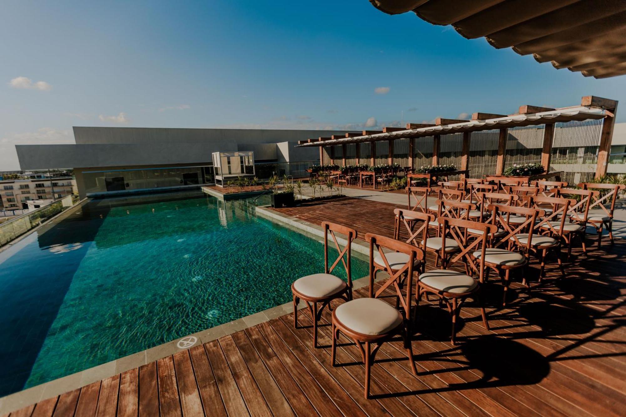 Aloft Playa Del Carmen 호텔 외부 사진 Rooftop pool at the hotel