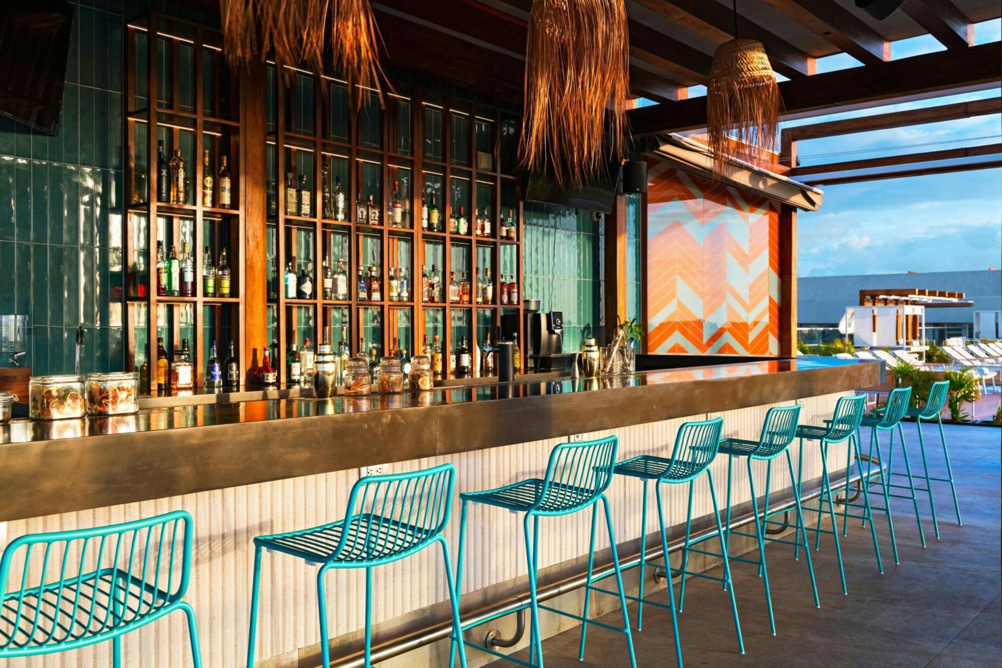 Aloft Playa Del Carmen 호텔 외부 사진 The bar at the rooftop pool