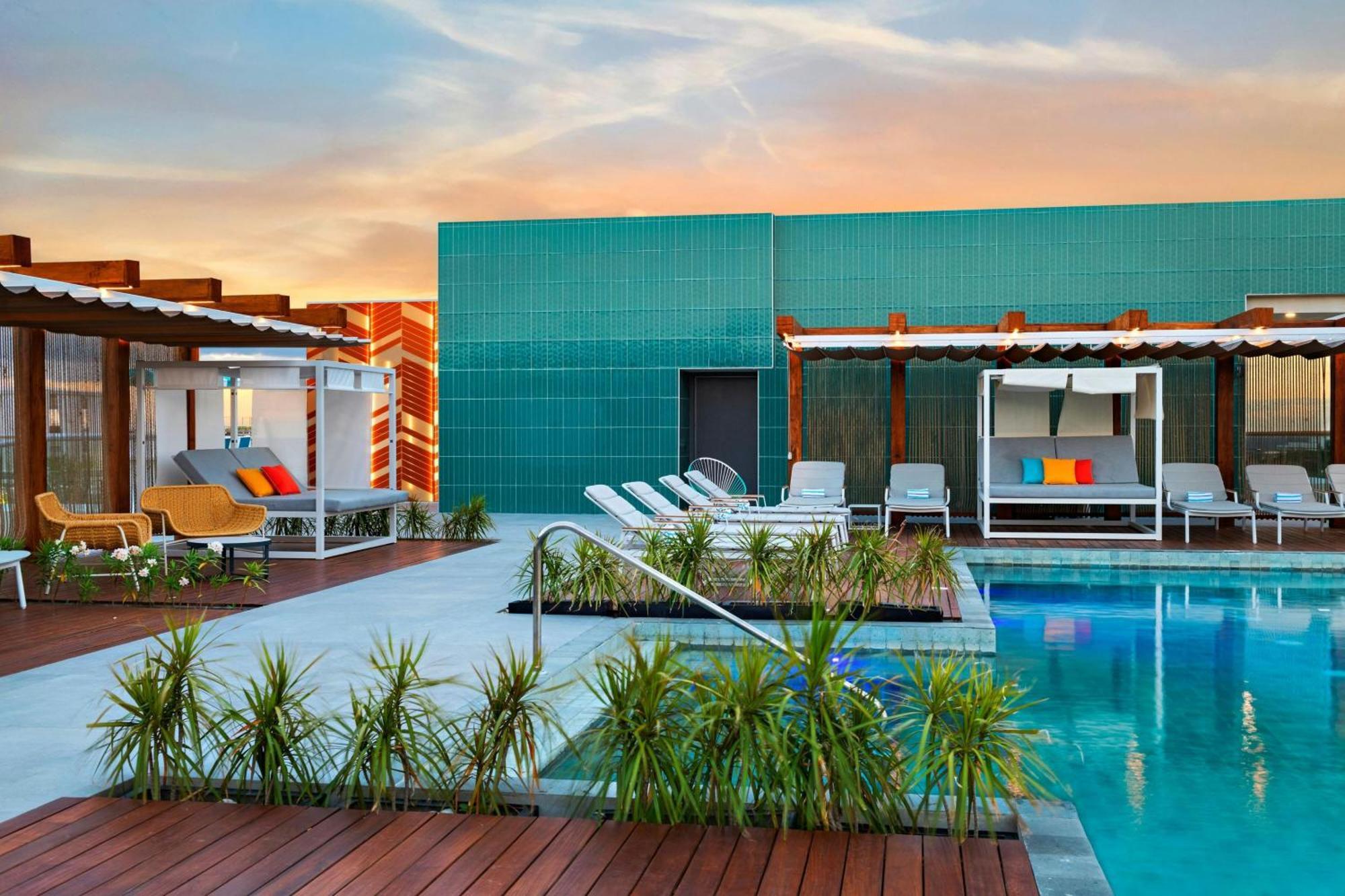 Aloft Playa Del Carmen 호텔 외부 사진 The rooftop pool at the hotel