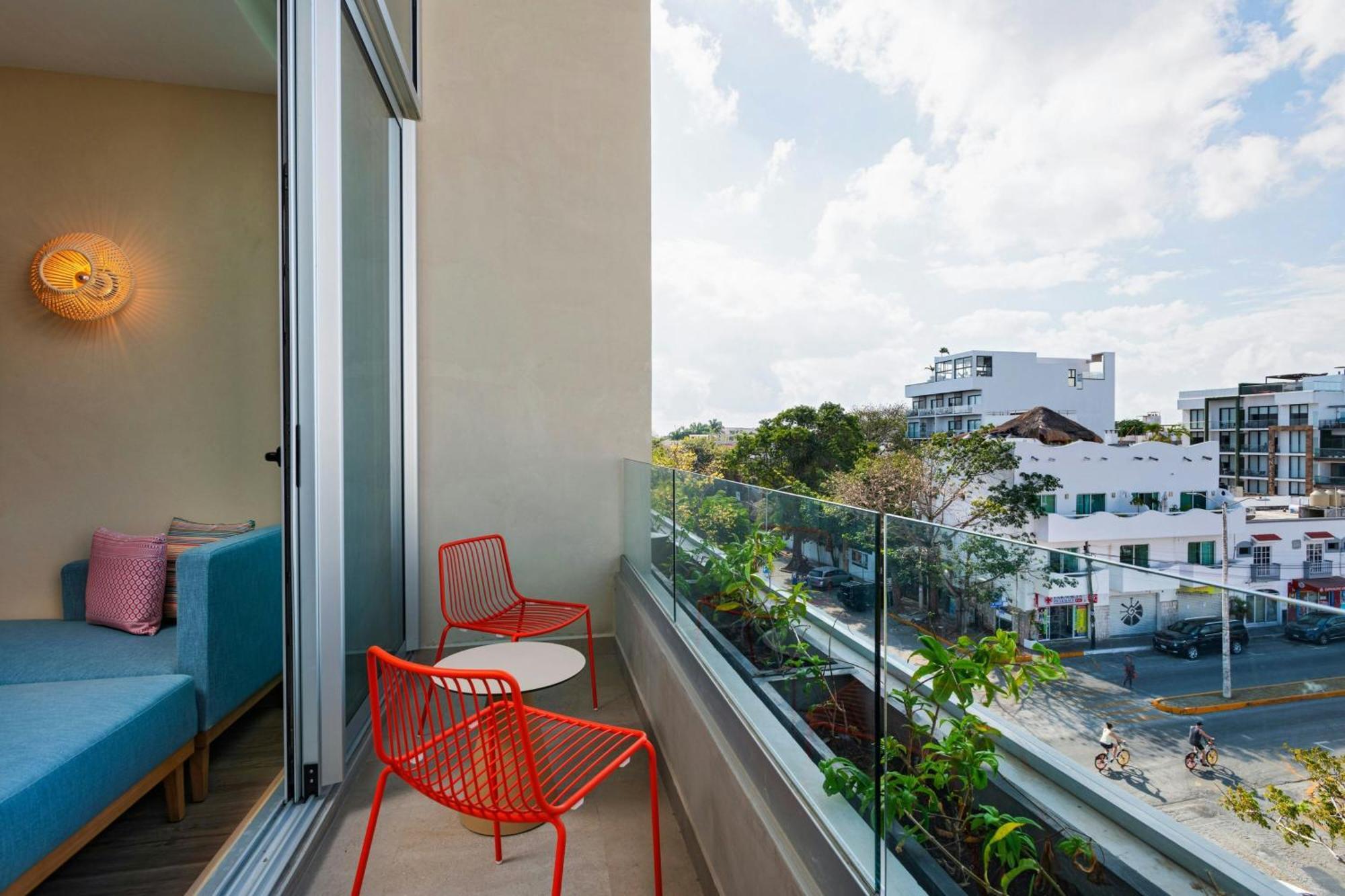 Aloft Playa Del Carmen 호텔 외부 사진 Balcony of a hotel room